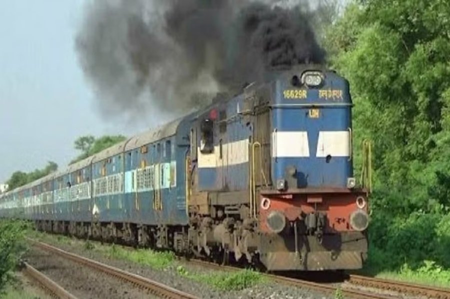 Train mileage per litre: भारतीय रेल 1 किलोमीटर चलने में कितना डीजल पीती है ?